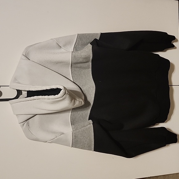 Sweatshirt - Picture 2 of 3